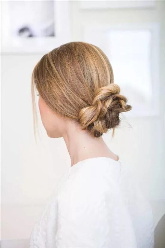 Messy bun стрижка. Прическа пучок. Прическа низкий пучок. Свободная прическа.