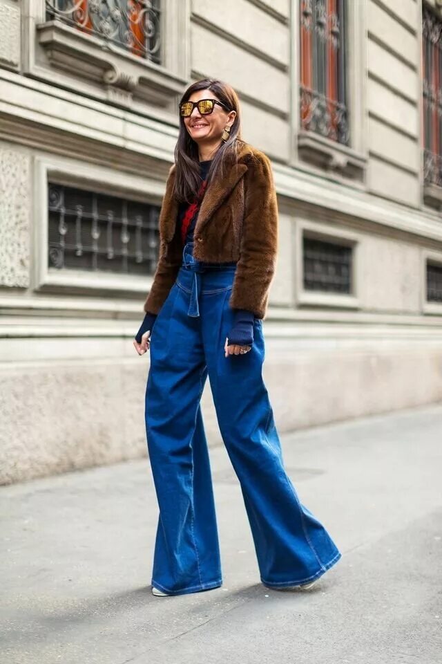 Брюки клеш с чем носить. Брюки клеш street style. клеш street style 2025. клеша street styles. джинсы клеш стрит стайл.