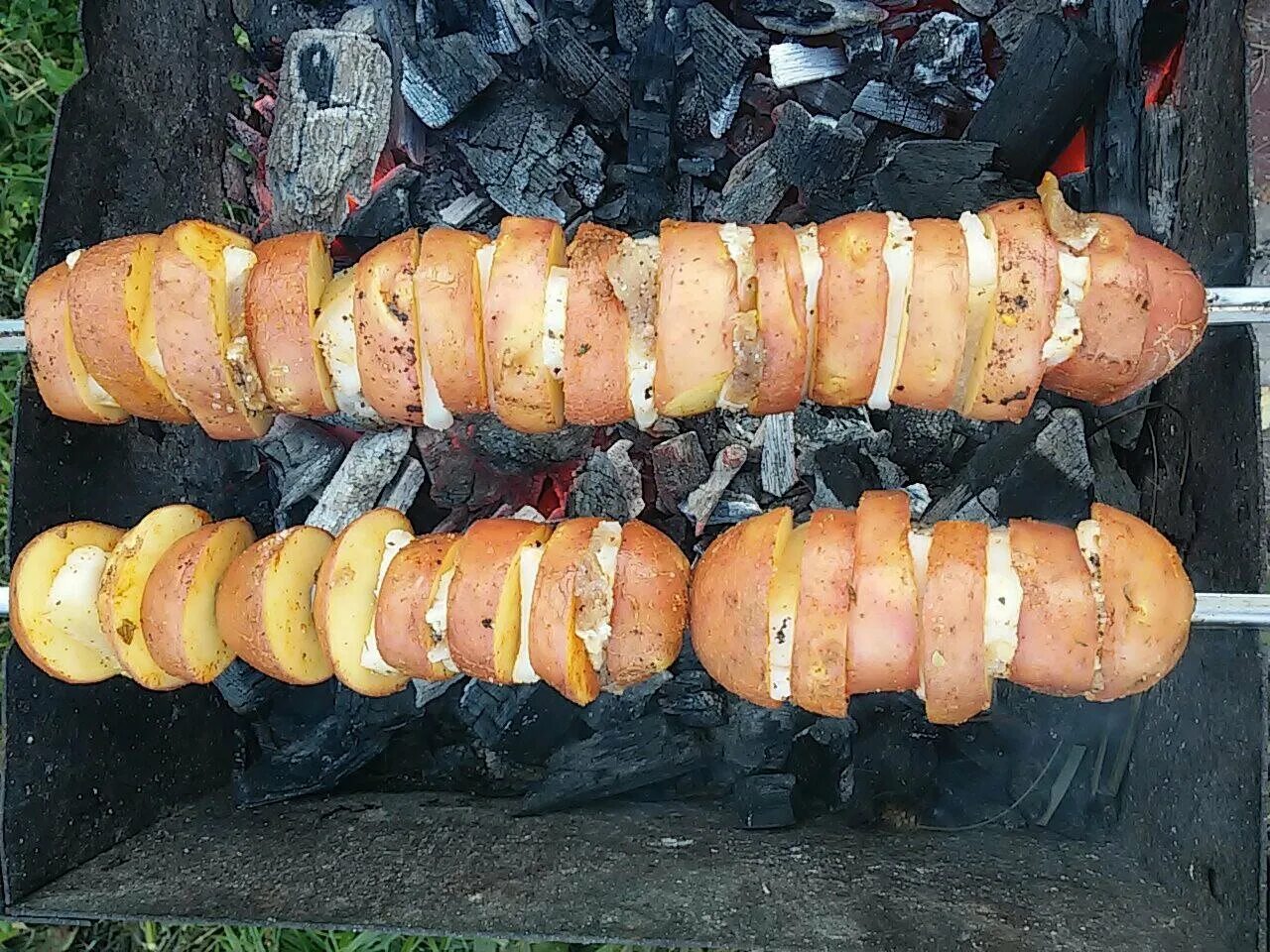 Картофель на мангале. Картошка на мангале. Шашлык с картошкой на мангале. Картошка в фольге на углях. Картофель запечённый в фольге с беконом.