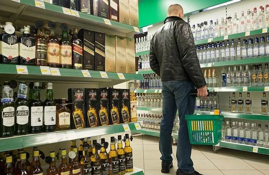 Самогон в магазине. Самогонный аппарат делюкс. Алконавт магазин. Самогонный аппарат алкаш делюкс. Алкоголь водка.