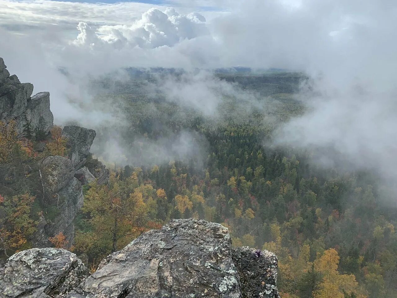 Чердынь гора. Полюд гора красновишерск. чердынь гора полюд. гора полюд в красновишерске фото. полюдов камень осень.