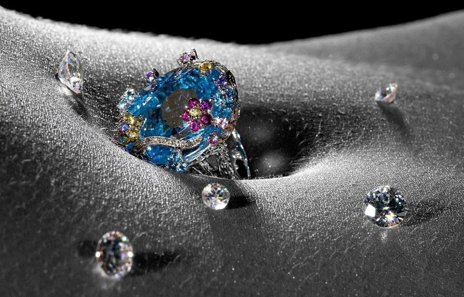 Макросъемка ювелирных изделий. Алмазы и твои глаза блестят как стразы. Фон драгоценные камни. Ювелирные алмазы. Блеск бриллиантов.
