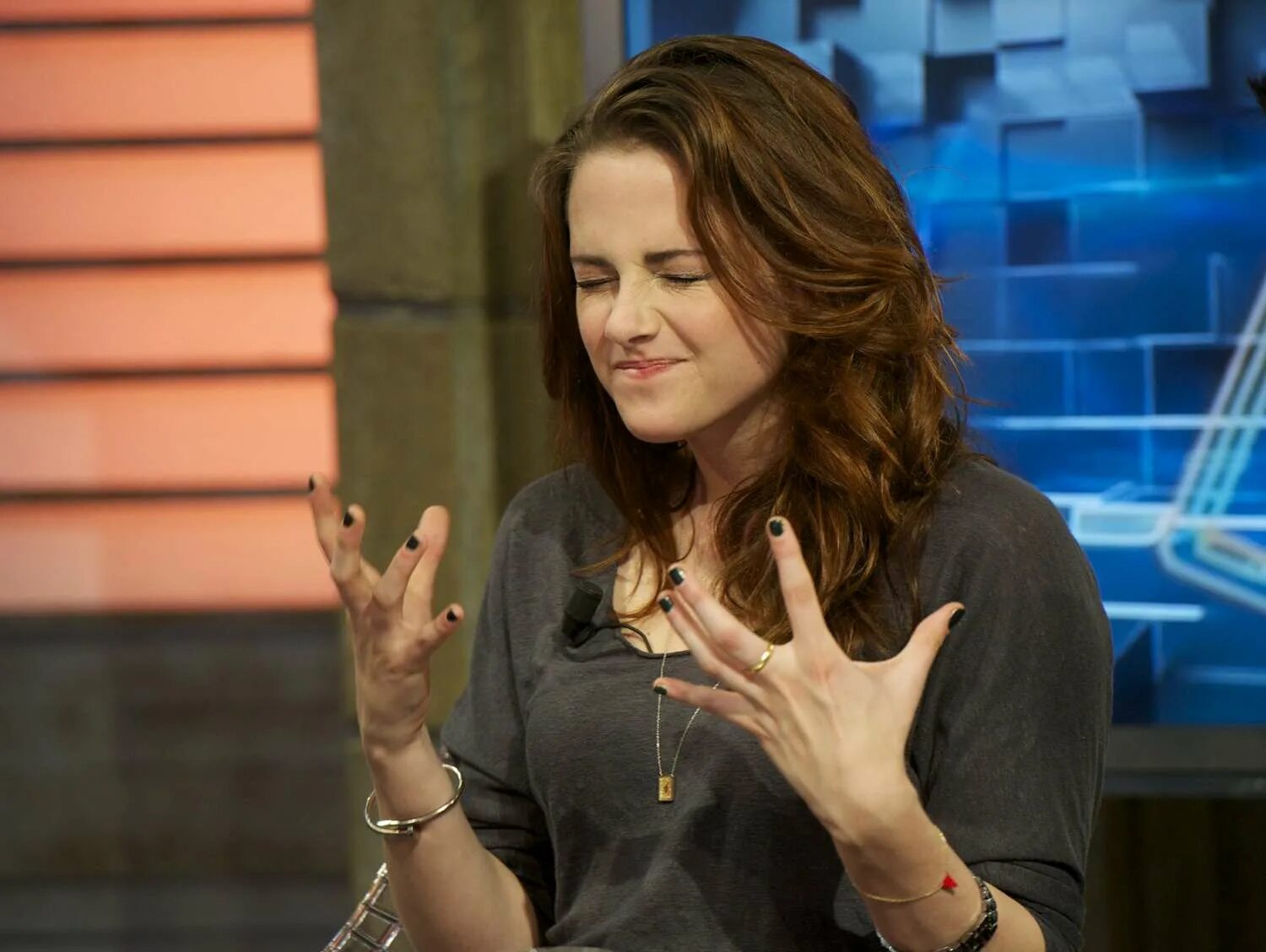 Джесси херзог. Душевная девушка. Просто хочется девушку. Девушка идет по дороге. Женщина грусть.