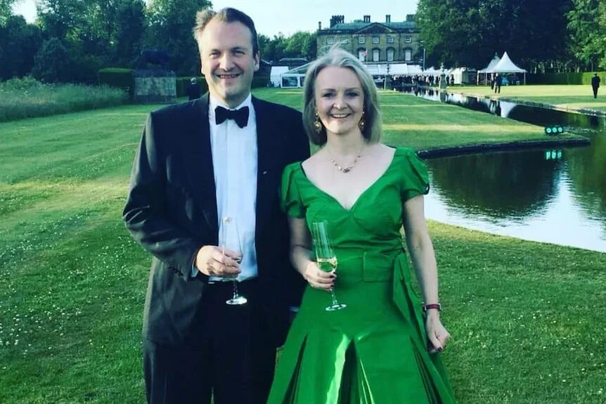 Лиз траст. How is liz. Лиз траст. Лайза коши хельга. Британский депутат.