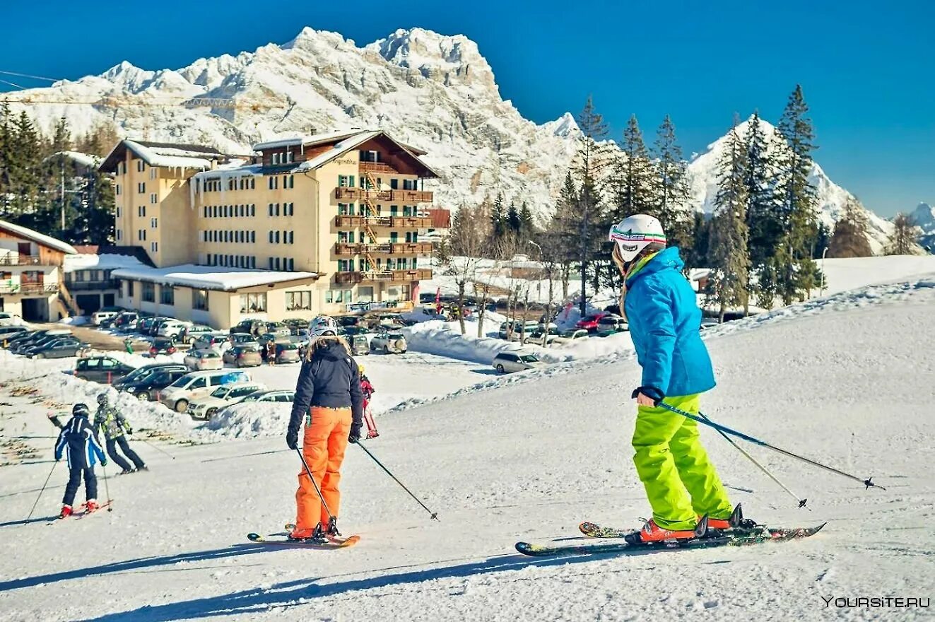 Италия Альпы горнолыжный курорт. Альпы лыжи. Cortina d'Ampezzo Ski. Горные лыжи Альпы. Покататься на горнолыжном курорте