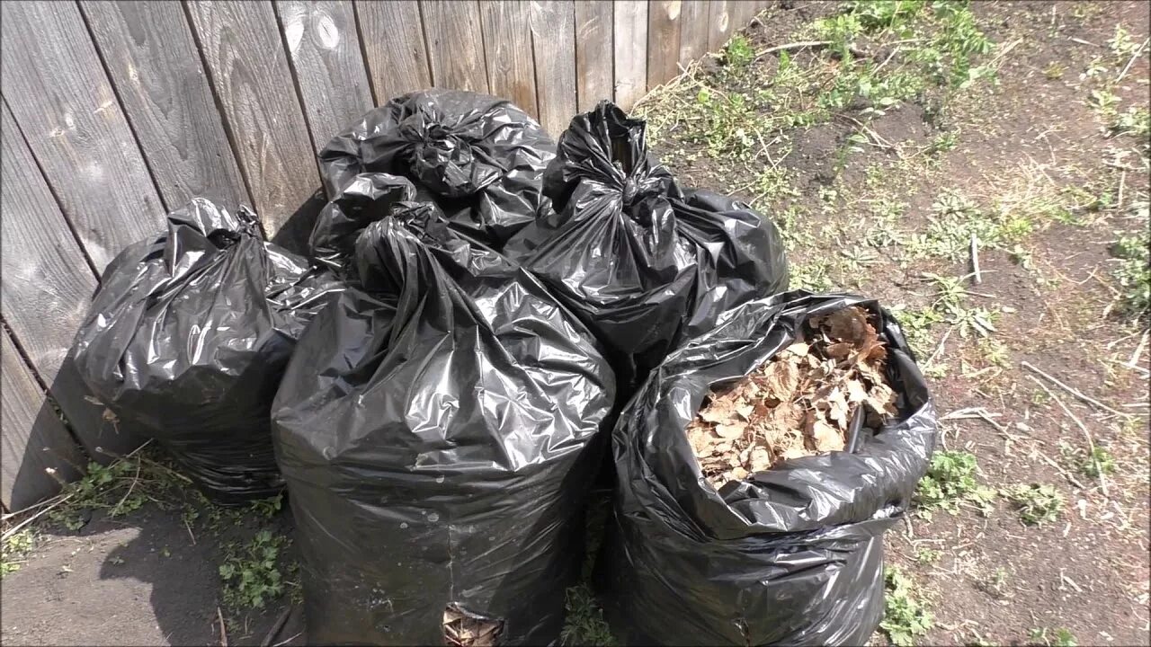 Перегной из листьев в мешках