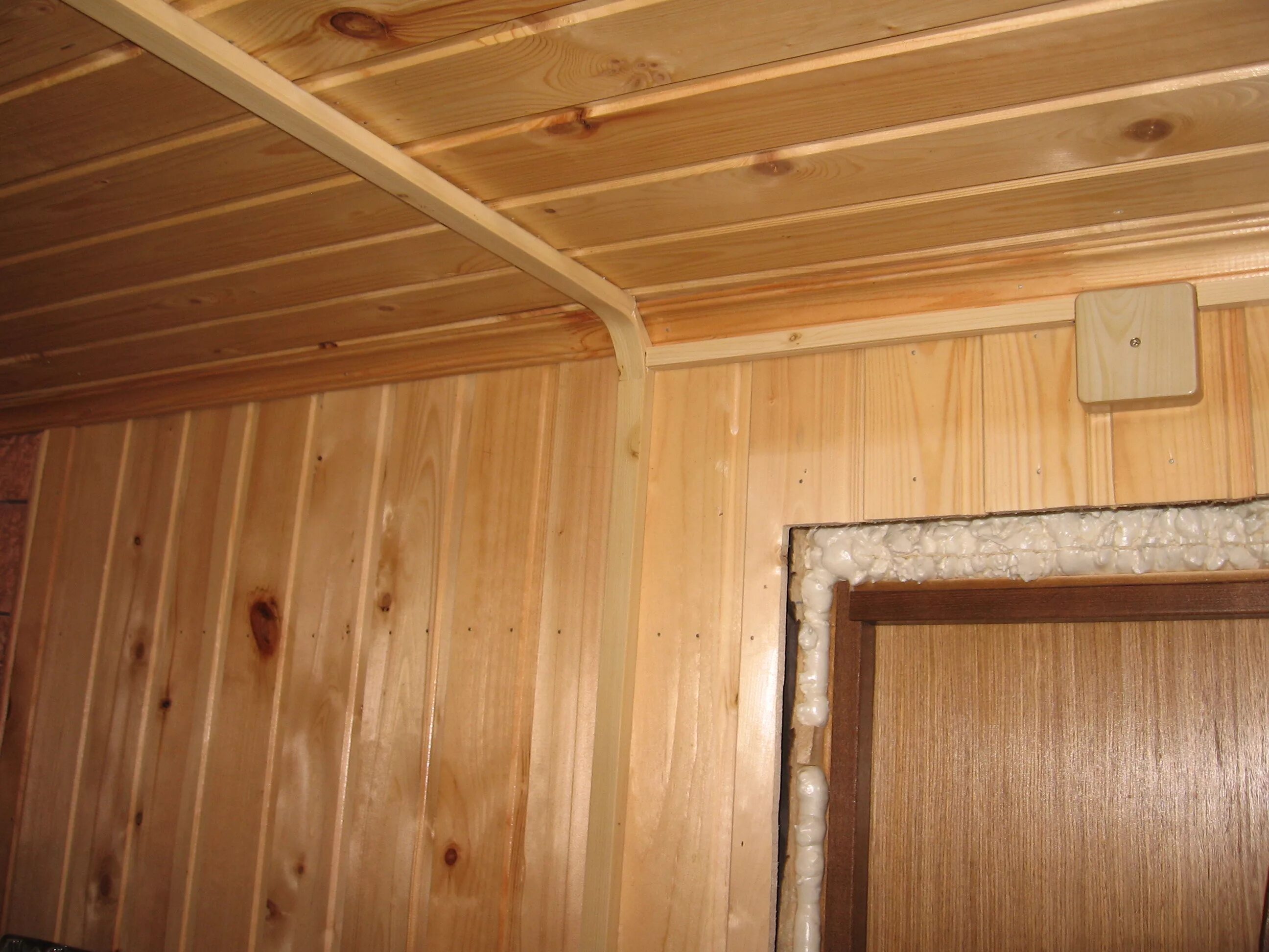 Проводка в деревянном доме в кабель канале. Проводка в деревянном доме в кабель канале. Проводка в деревянном доме в кабель канале. Наружная электрика в каркасном доме. Кабель канал в деревянном доме.