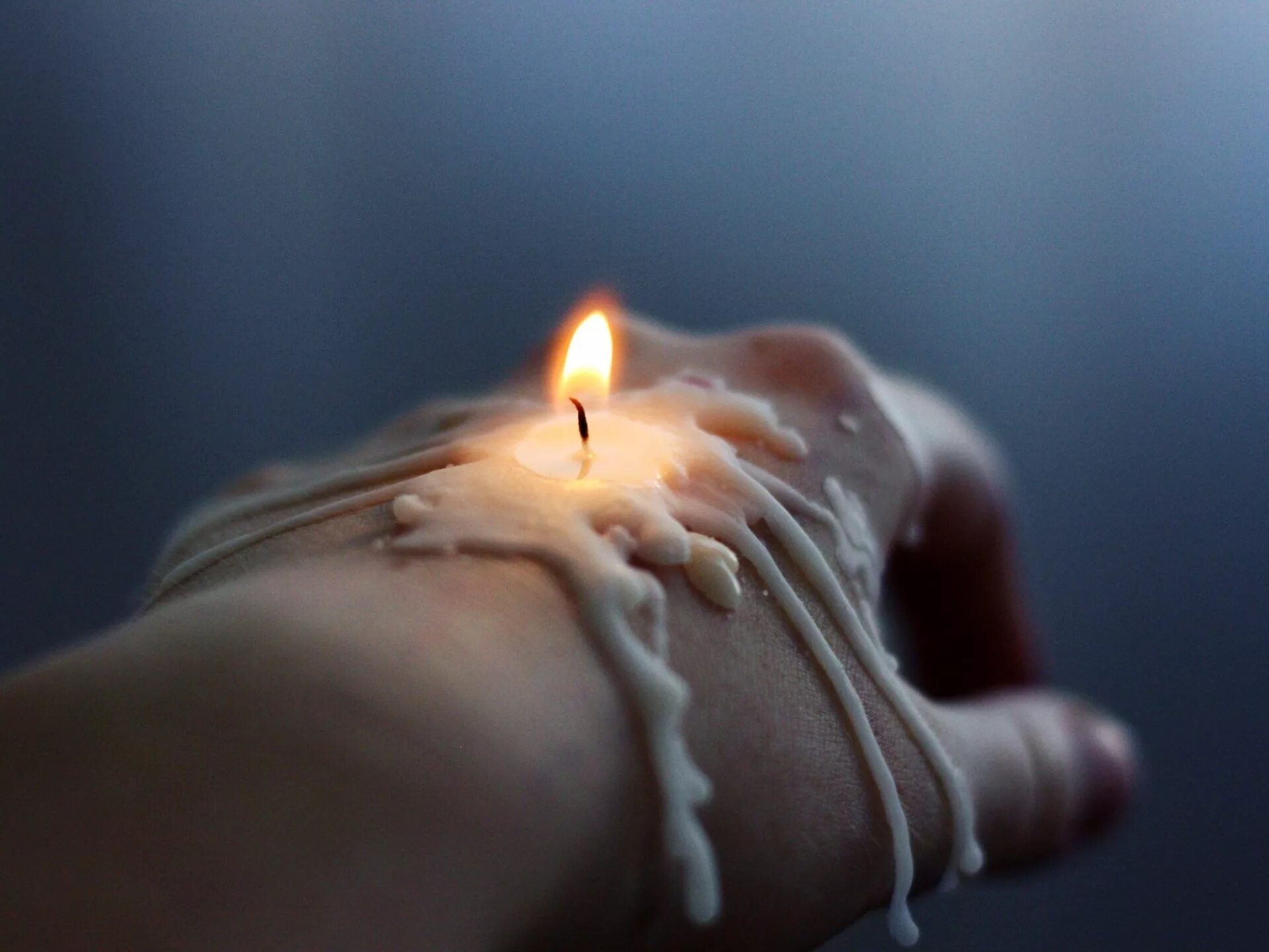Жжение после свечей. Горящие свечи. Свечка в руках. Сгоревшая свеча.