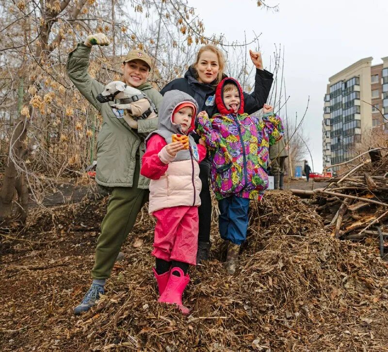 современный город с людьми. жители сити. абу даби туристы. москва сити взрыв. человек на фоне здания.