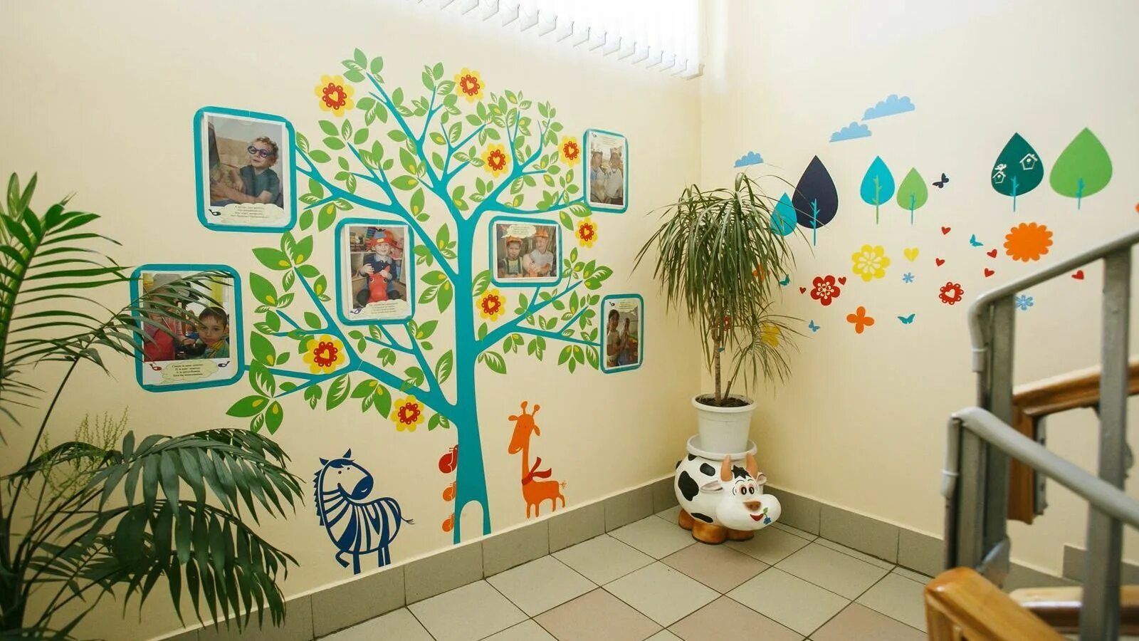 Детский сад на время ремонта. Украшение стен в детском саду. Украсить стену в детском саду. Украшение коридора в детском саду. Декор стен в ДОУ.