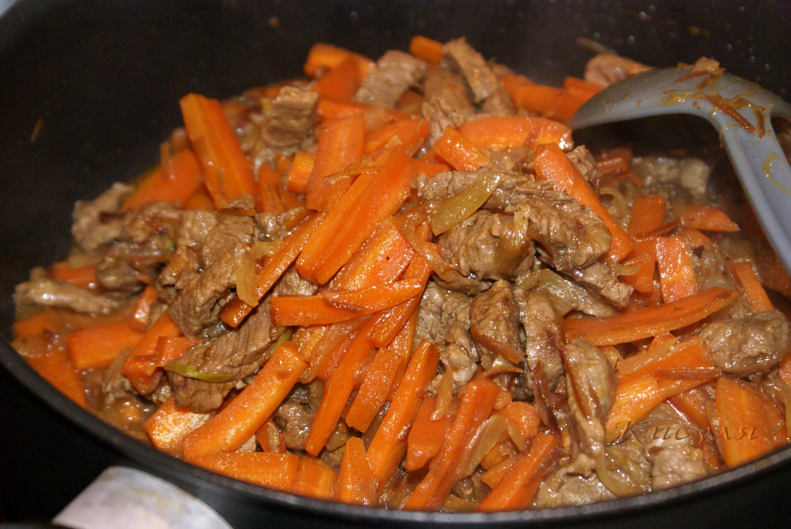 Морковь тушеная в кастрюле. Тушеное мясо с морковкой. Тушёная говядина с луком и морковью. Тушёная говядина с морковкой луком. Свинина тушеная с луком и морковью.