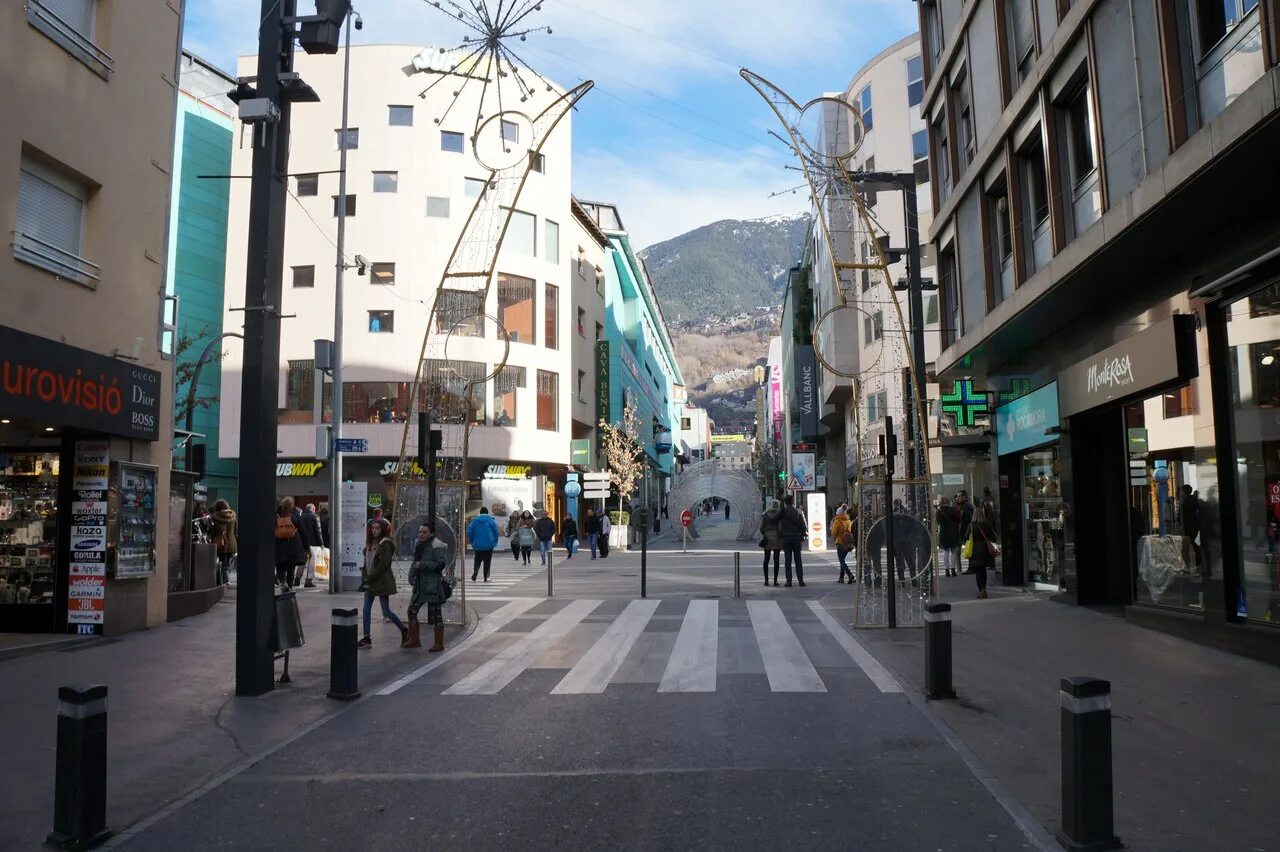 Андорра карликовое государство религия. Ла это. Стадион андорра ла велья. Посольство в городе андорра-ла-велья. Ла это.