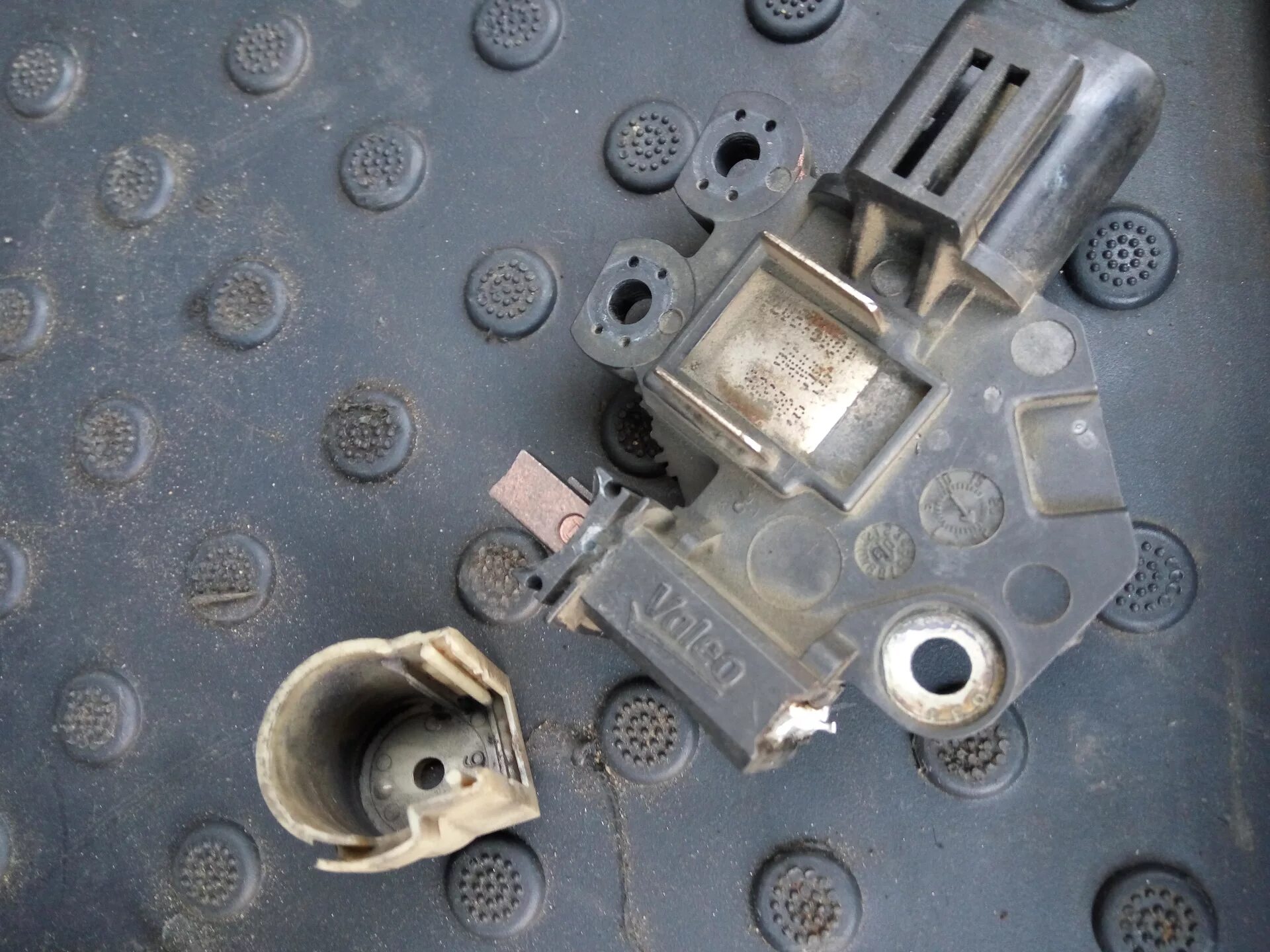 Генератор киа сид 2009. Коллектор генератора valeo киа сид 2008. Щётки генератора kia ceed 2011. Щётки генератора kia ceed 2011. Киа сид 2 генератор регулятор.