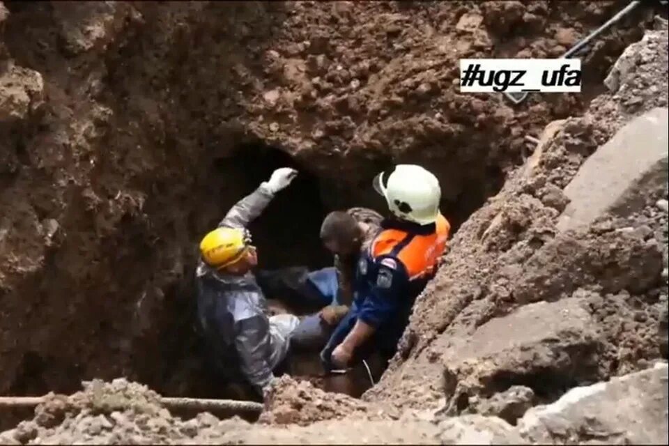 Засыпало землей. Рабочего засыпало землей. грунтом засыпало. обрушение стен траншеи. слесарь засыпало в котловане.