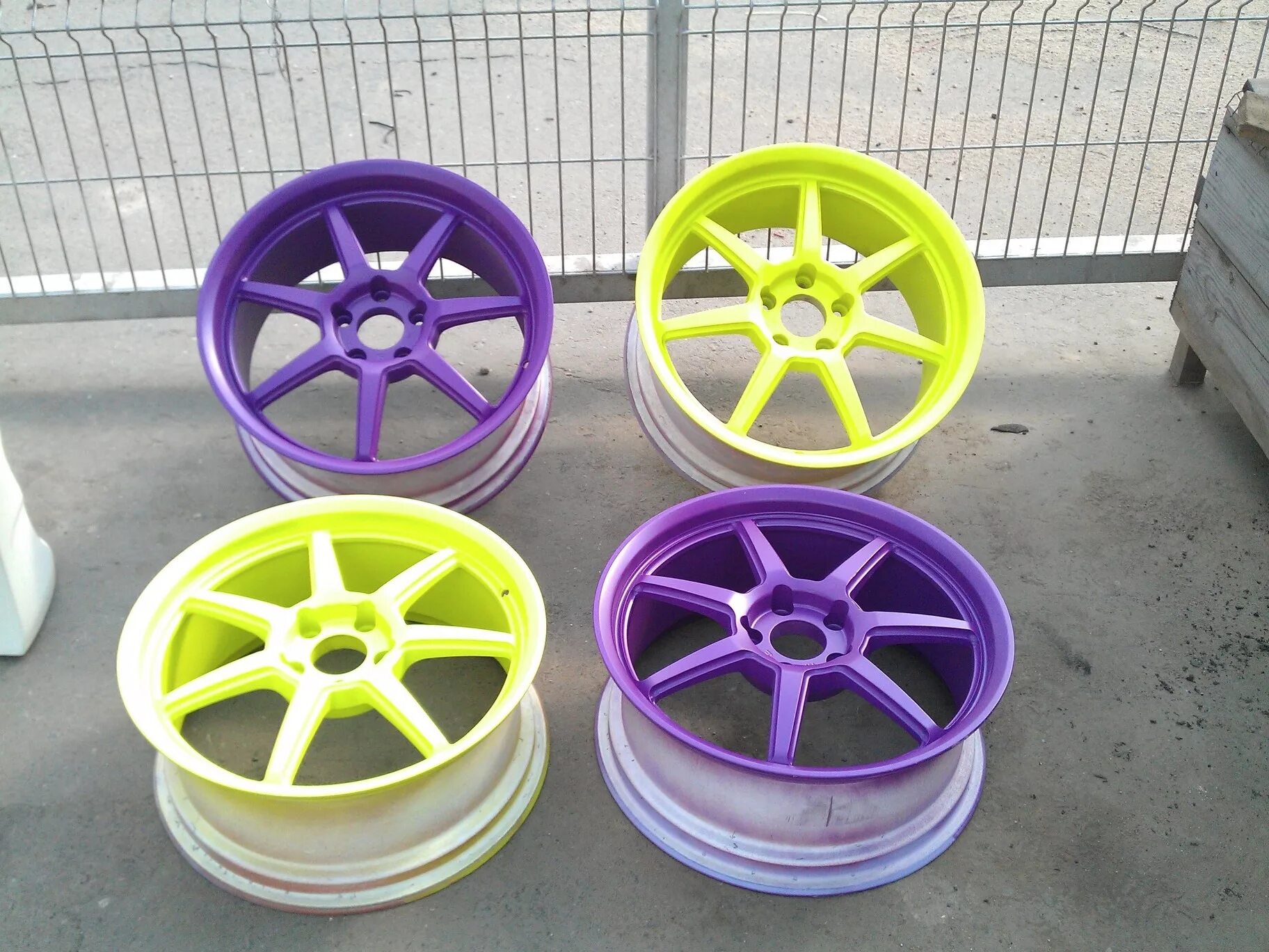 Покраска дисков автомобиля. Покраска дисков. Красивые диски. Цвет дисков. Диски автомобильные vsmpo r 15.