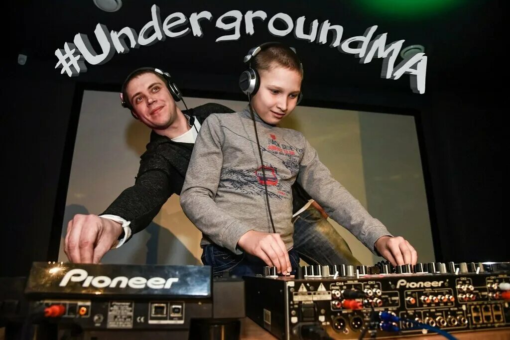 школа диджеев.