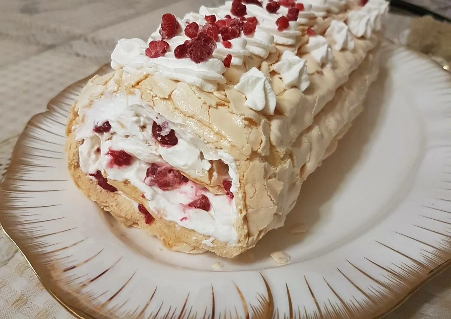Лучший меренговый рулет. Меренговый рулет с голубикой. меренговый рулет от юлии высоцкой. торт меренговый рулет. меренговый рулет баунти.