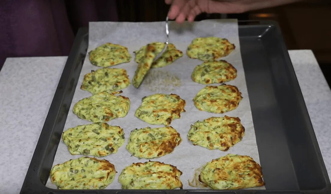 Диетические оладьи в духовке. Диетические оладьи в духовке. Диетические оладьи в духовке. Запеченные кабачковые оладьи в духовке. Оладьи из кабачков в духовке.