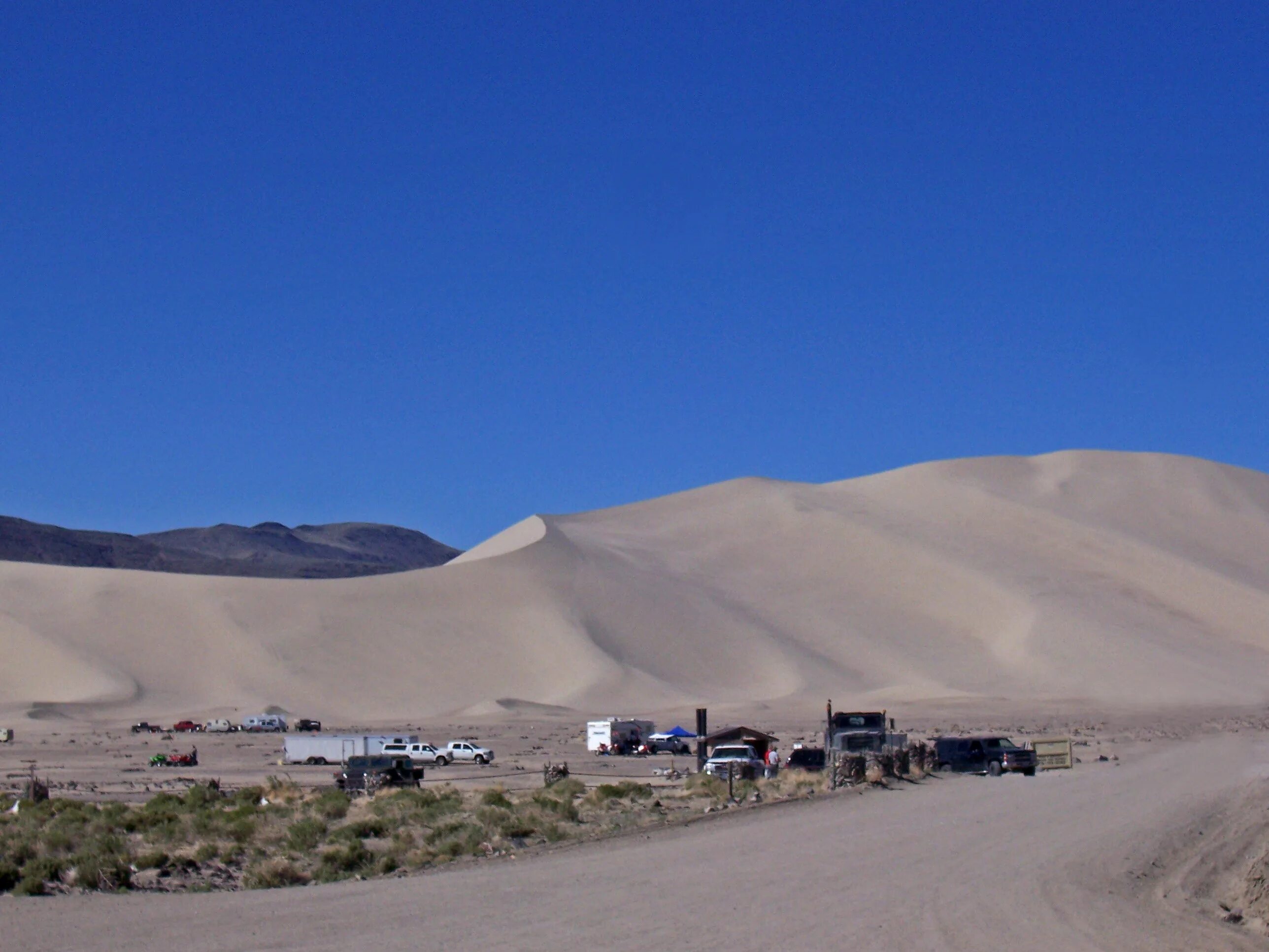 Sandy mountains. Песчаные горы Иня. Sand Mountain Nevada. Sand Mountain.