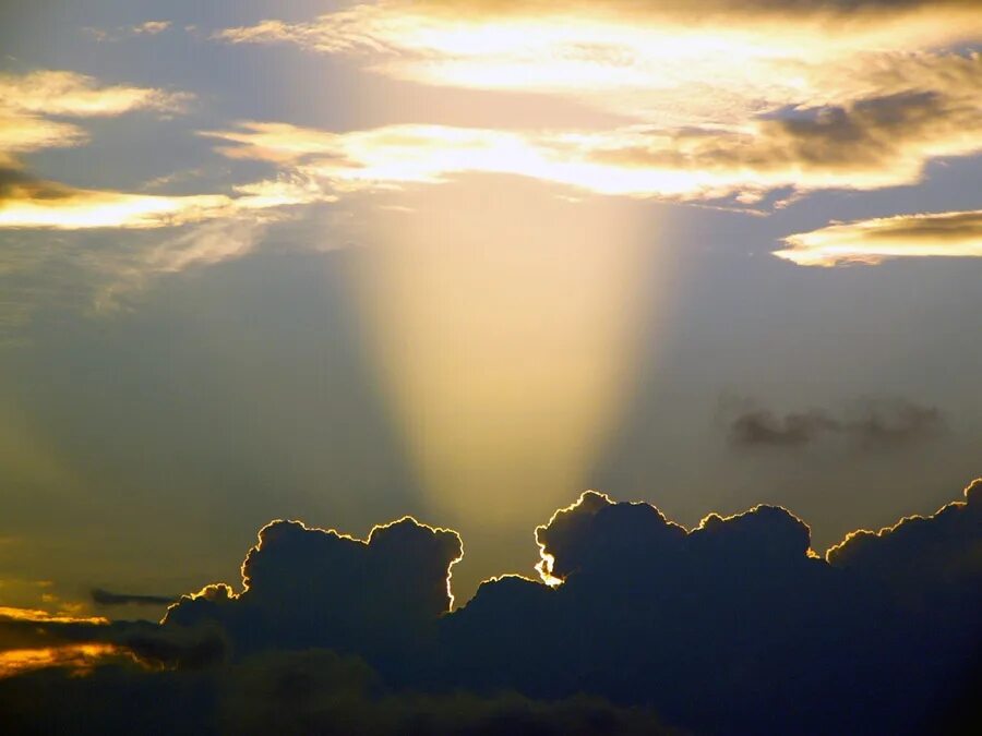 Солнце разгонит тучи. Солнечное небо. Тучи и солнце. Утреннее солнце. Солнечное небо.