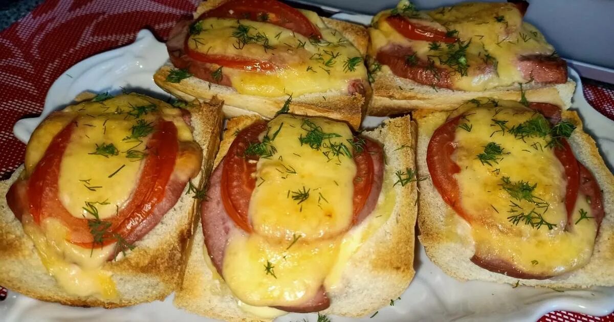 Горячие бутерброды с яйцом в духовке. Бутерброды в духовке с колбасой и сыром и помидорами. горячий бутерброд в духовке с колбасой и сыром. горячие бутерброды с колбасой и сыром и помидорами в духовке. бутеры в духовке с сыром и колбасой и помидорами.