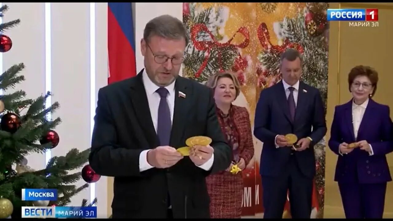 Новогодняя елка 2022. Новый год сенаторы. Новый год сенаторы. Новый год сенаторы. Вологодская елка.