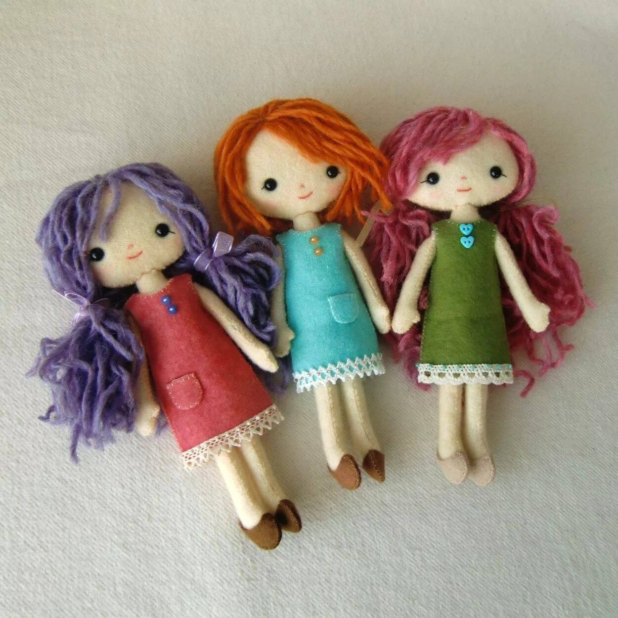 Куклы из подимернойглины. Маленькие куколки из полимерной глины. Куклы брошки. Маленькие куклы. Миниатюрная шарнирная кукла.