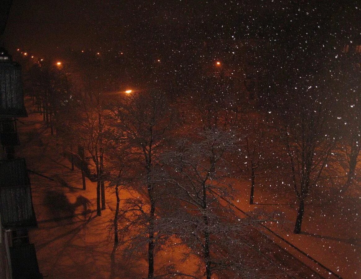 Зима вечер город. Ночной снегопад. Зимняя ночь. Снегопад ночью в городе. Сегодня снег вечером будет