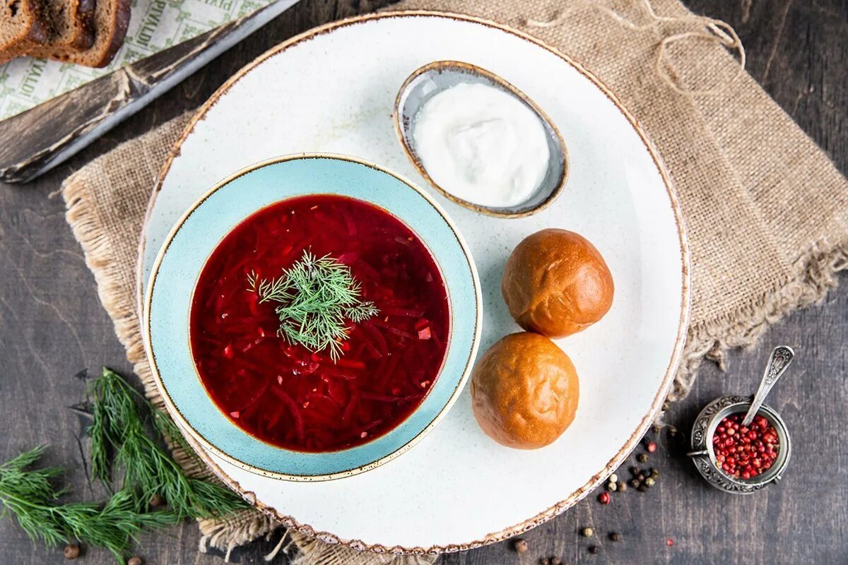 Борщ с салом и пампушками. Борщ украинский с пампушками. Украинский борщ с салом. Борщ украинский подают. Борщ с склом и помпушками.