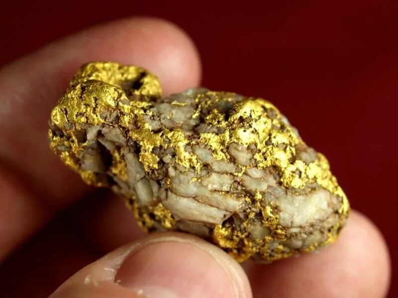 Минерал самородок кварц. Пирит самородок камень. Пирит кварц и золото. Золото кварц-сульфидные месторождения.