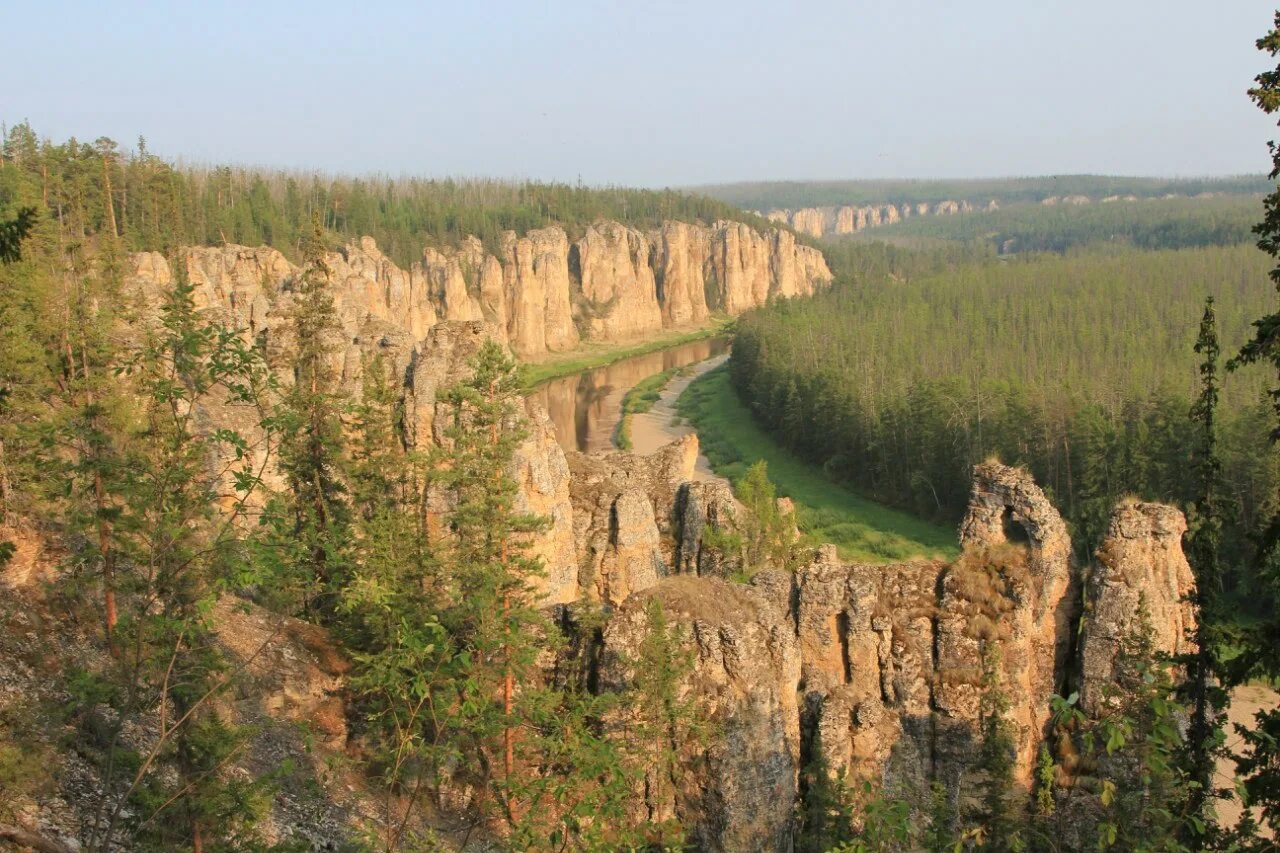 Якутский край. Якутия река синяя Синские столбы. Природный парк Сиинэ. Ленские и Синские столбы в Якутии. Природный парк Сиинэ горного улуса.