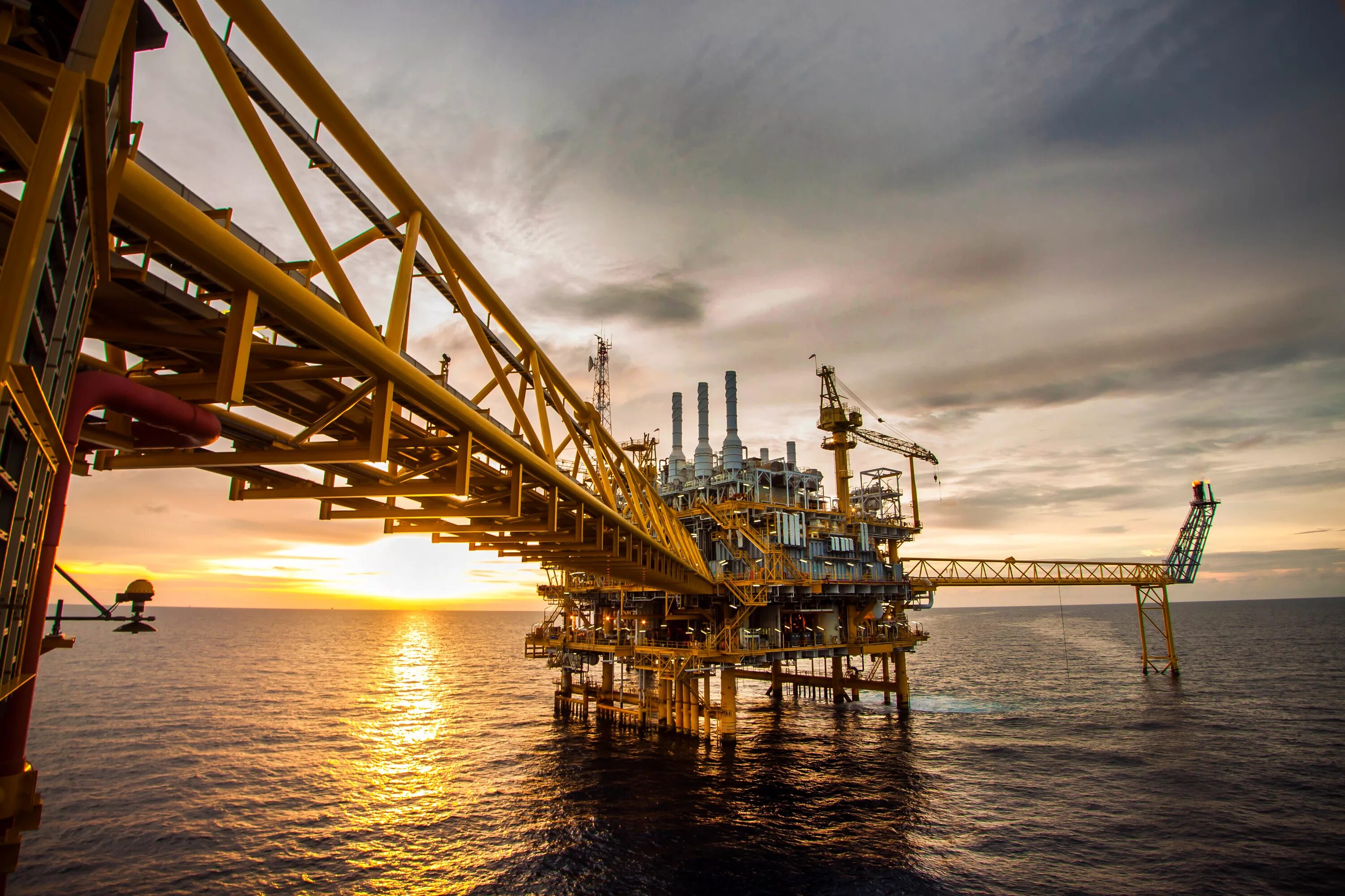 Месторождение углеводородного сырья. Добыча нефти в Катаре. Oil Gas industry offshore/onshore. Нефтедобывающая промышленность. Нефтегазовая отрасль.