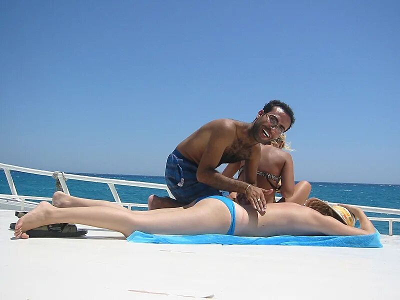 Купаться в море вдвоем. Жена в турции с турком. Рассказы отдых жен. Жена на море. Африканцы на пляже.