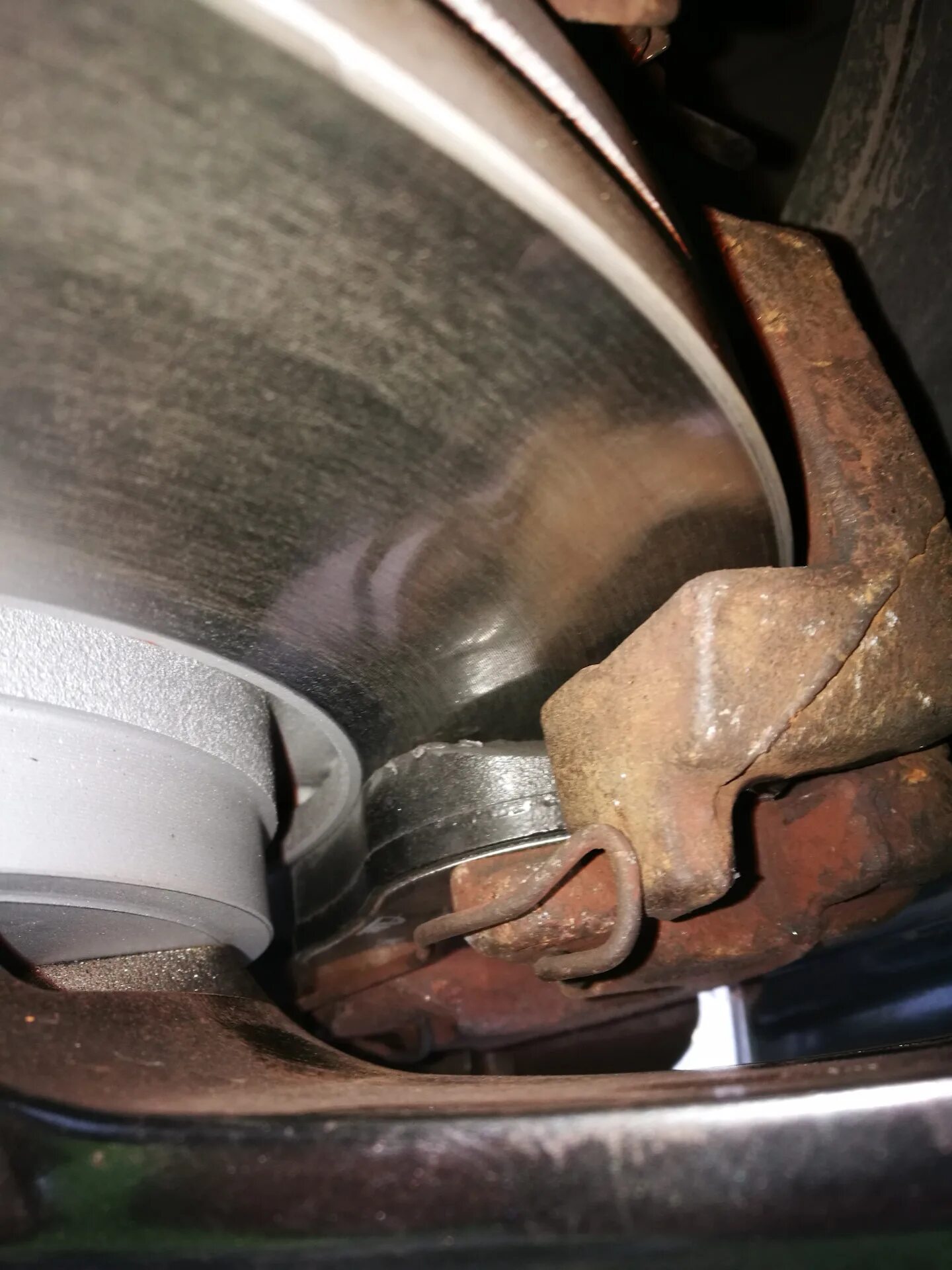 Скрежет как проверить. Скрежет 2022. Хруст в колесе. Скрежет как проверить. Фольцваген бора заднего колеса стопар.