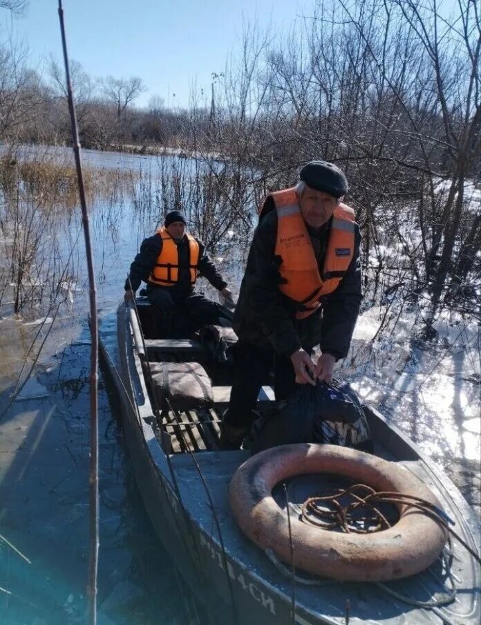 Паводок фото. Спасатели на воде. Наводнение в Саратовской области. Аткарск половодье 2023.