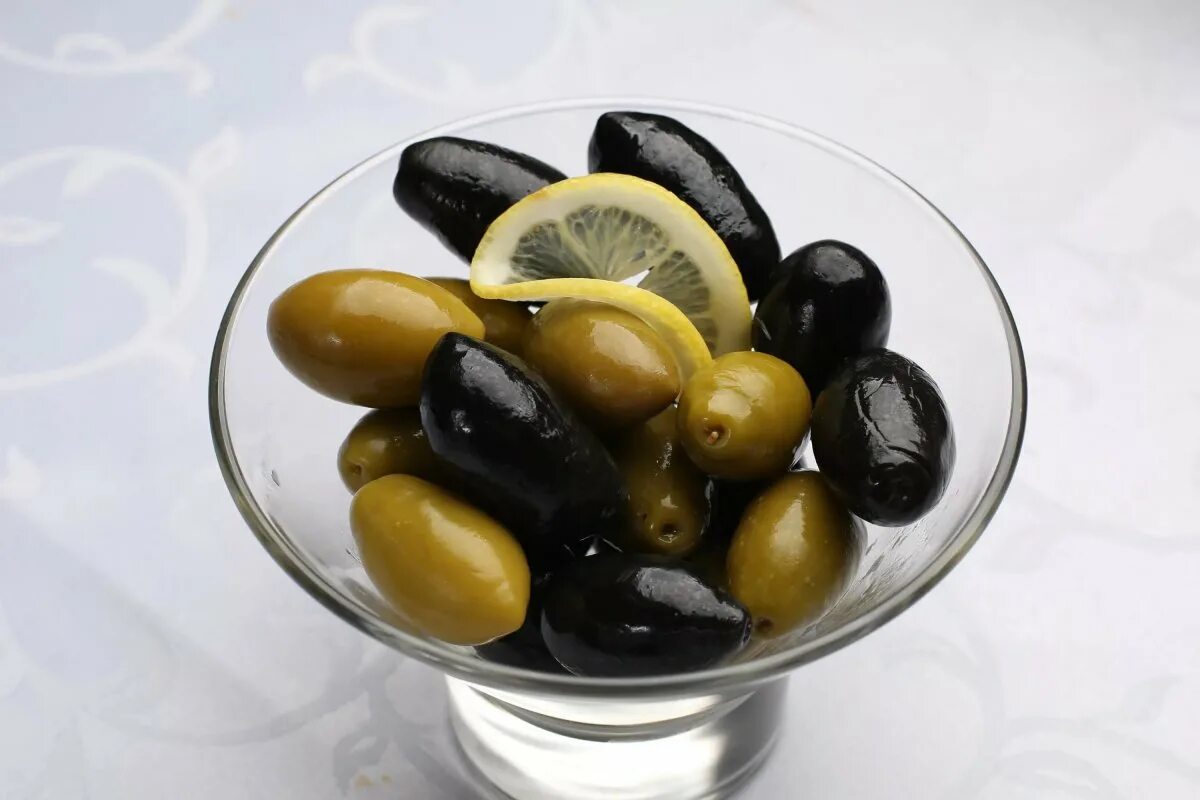 Польза косточек маслин. Ассорти маслин и оливок. Оливки маслины оликооп. Sarasa оливки маслины. Оливки ассорти.