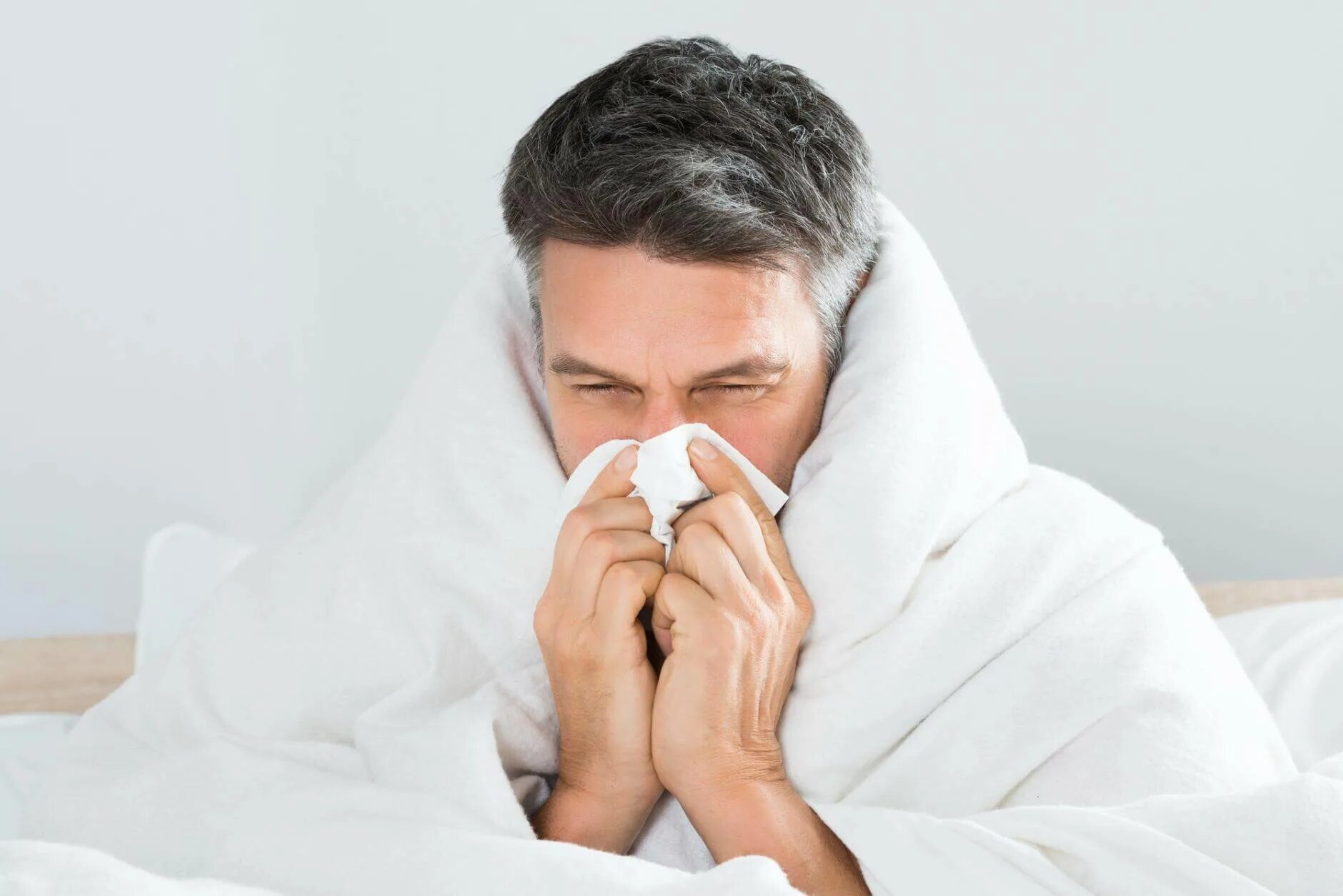 Носовые платки для мужчин. Это просто простуда. Простуда азиаты. Люди с носовыми платками грипп. Common cold