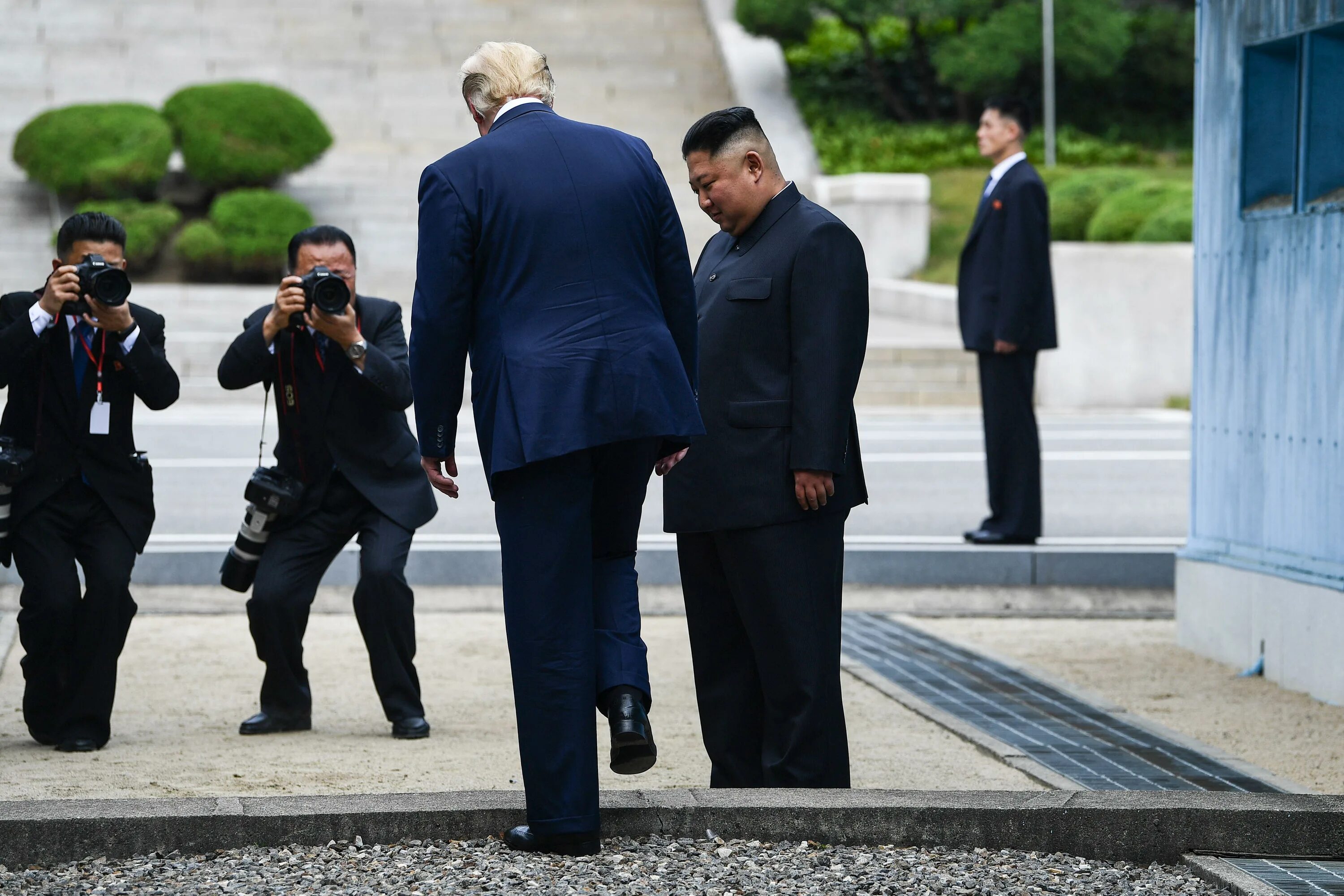 Трамп в кндр. Трамп в северной корее. демилитаризованная зона северная корея.
