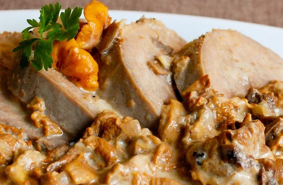 скалоппине панна фунги. говядина в сливочно грибном соусе. медальоны из говядины. телятина с соусом подача в ресторане. филе говядины с грибами.