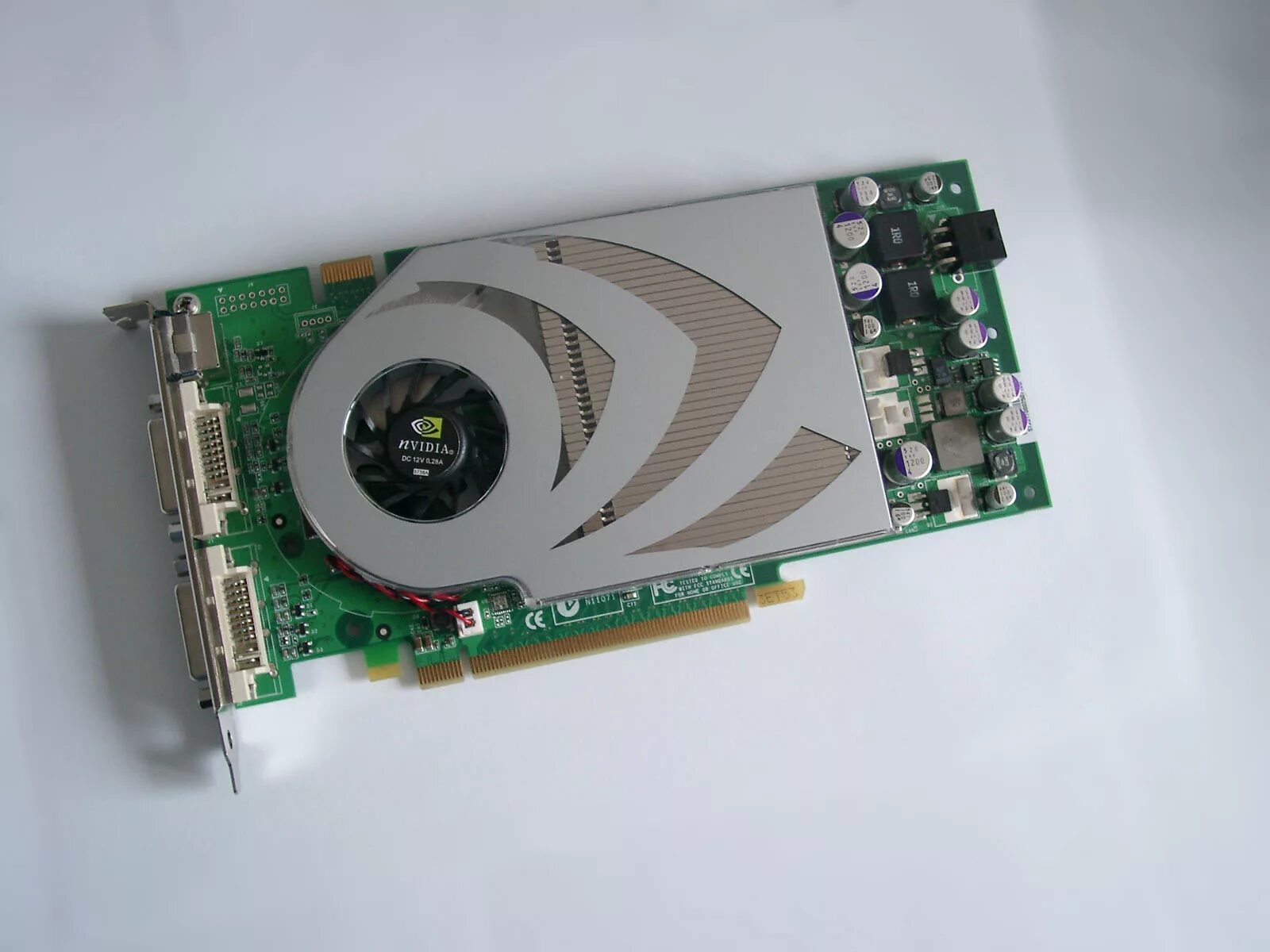 Geforce старые версии. Видеокарта nvidia 7800gt. geforce 7800 gt. видеокарта geforce 7800 gtx. видеокарта нвидиа 7800.