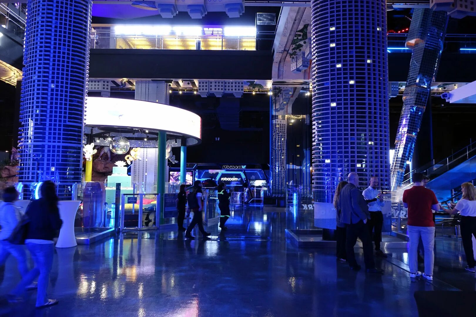Парк в дубай молле. Vr park dubai mall. Moulsham park дубай. Дубай молл развлечения для детей. Парк дубай молл.