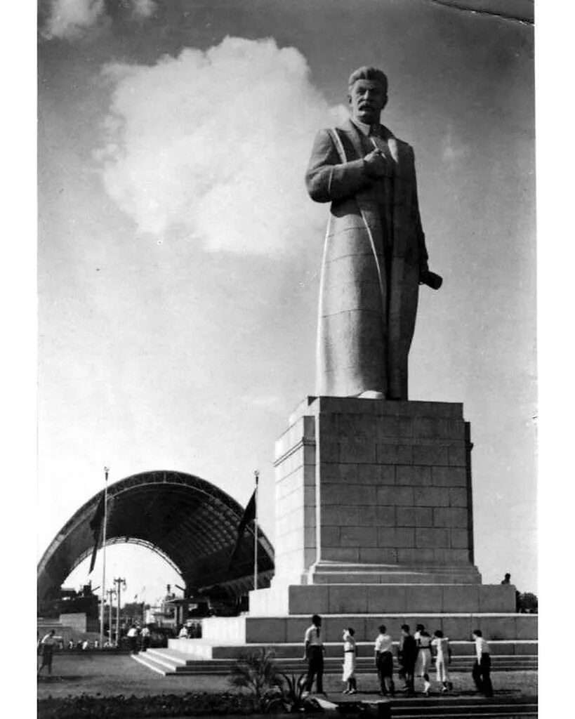 Памятник сталину на вднх. Советские фотографии памятник. Советские фотографии памятник. Памятник ленину у финляндского вокзала. Памятники ленину в ссср.