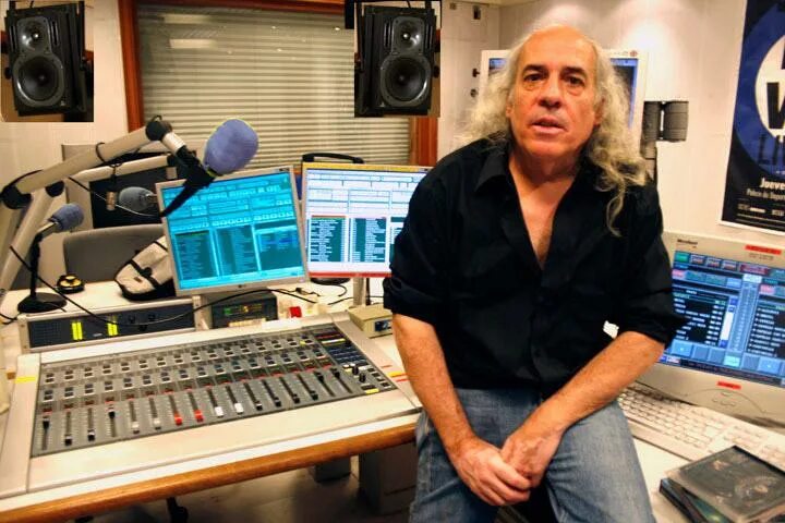 Ведущий bender на рок фм. Голова бендера из футурамы. Бендер бендинг родригез. Бендер родригес футурама if. Радио бендер.