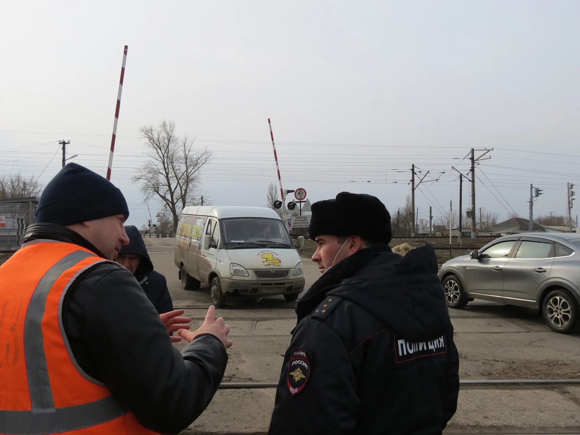 Работники жд переезда. Сотрудник полиции. Сотрудник МВД. Сотрудница полиции. Начальник Балашовской дистанции пути.