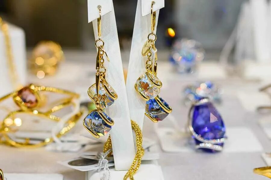 ювелирная компания питер мерус. 18 кр золото. ювелирная компания спб. ювелирная фирма спб. выставки ювелирных изделий с камнями.