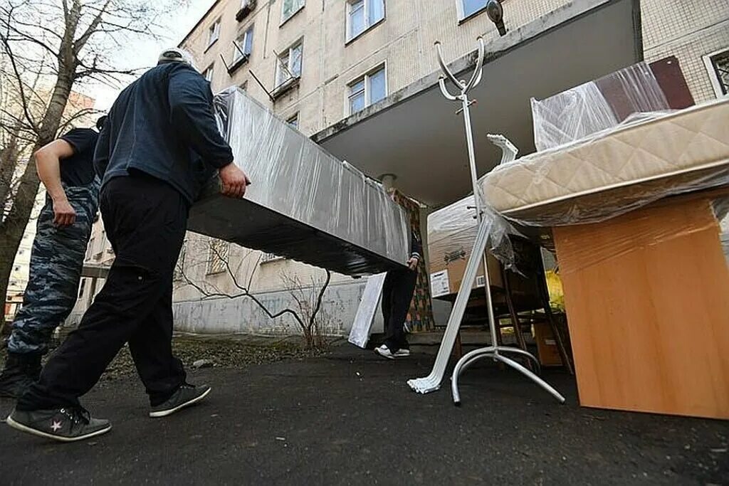 Переехал разбор. Подъем мебели на этаж. Квартирный переезд. Профессиональные грузчики. Грузчики таскают мебель.