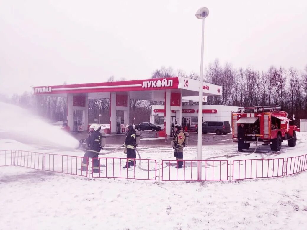 Пожар на АЗС Лукойл. Тушение пожаров на АЗС. Кашира пожарная часть. Тушение автозаправок. Сгорел лукойл