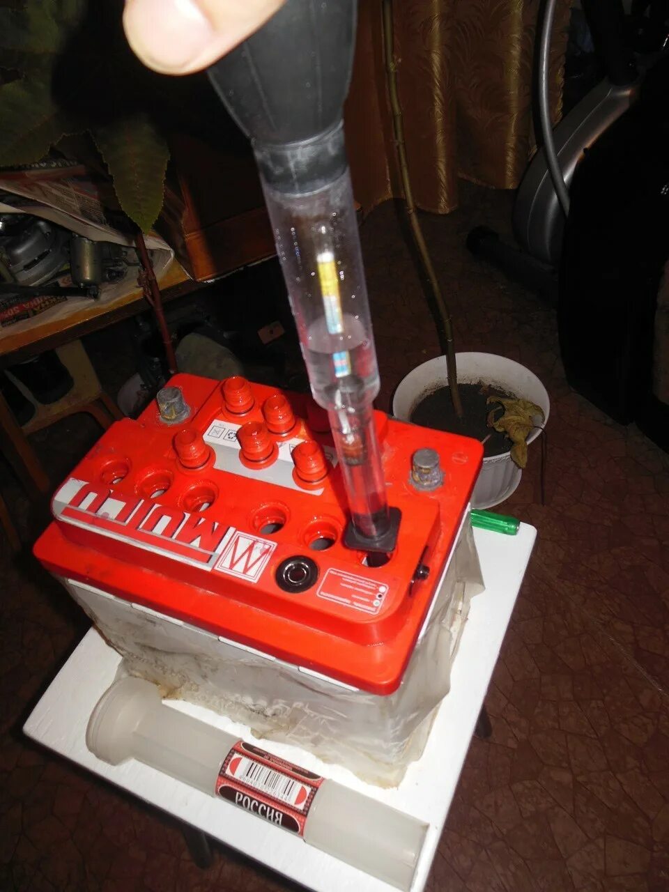 Проверка плотности акб ареометром. Плотность аккумулятора ареометром. Замер плотности акб. Проверка плотности акб ареометром. Измерение плотности электролита в аккумуляторе ареометром таблица.