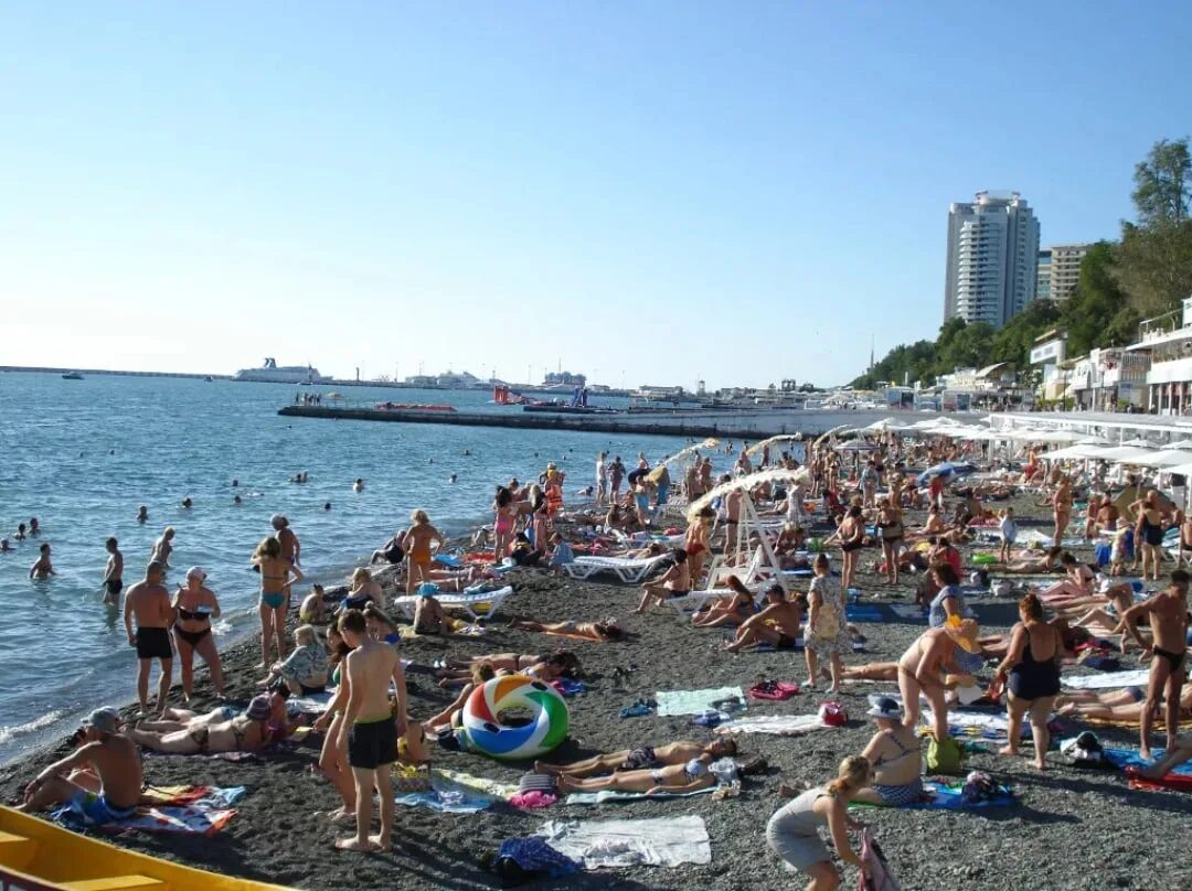Где мало народу. Сочи пляж. Пляж в центре Сочи. Центральный пляж Сочи. Черное море Сочи 2020.