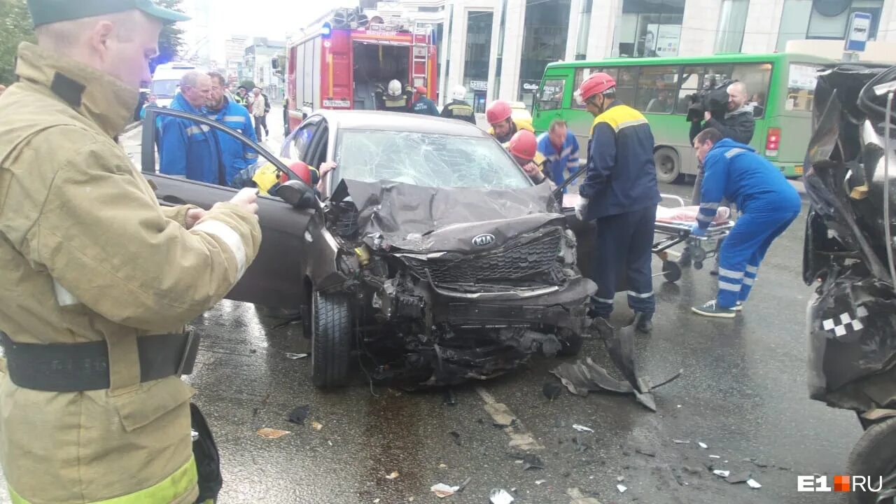 Врач попал в аварию. ДТП на Малышева Екатеринбург Васильев. Страшная авария в Екатеринбурге. Авария на Малышева Екатеринбург. Смертельное ДТП В Екатеринбурге.